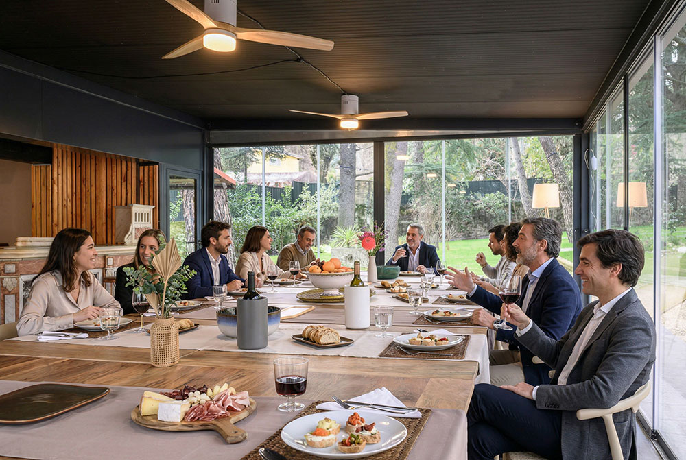 Gente dentada en una mesa celebrando