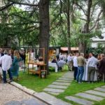 Grupo de personas disfrutando de actividades al aire libre y salones interiores en una finca para grupos grandes, mostrando comodidad y amplitud.