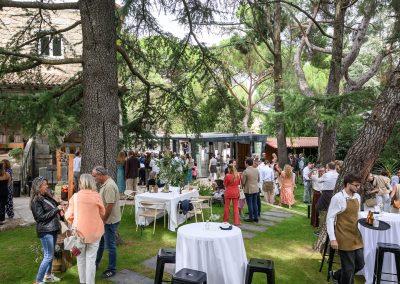 Imagen que muestra un grupo de personas participando en actividades en exteriores e interiores de una finca, destacando la amplitud y versatilidad de una finca para grupos grandes. Espacios abiertos, salones y jardines permiten reuniones, celebraciones y eventos corporativos de manera organizada y cómoda, asegurando una experiencia memorable para todos los asistentes.