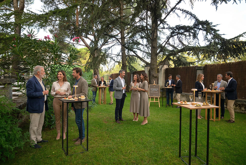 Un grupo grande de personas disfrutando al aire libre